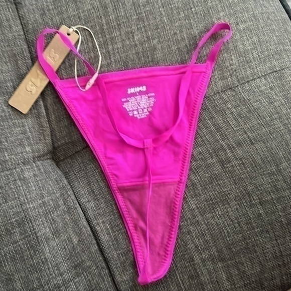 Skims Fit Everybody String Thong - Picture 9 of 11
